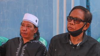 Komedian Tarzan bersama dengan Mastur adik dari komedian Omaswati saat berada di Rumah Duka, Cimanggis, Depok, Jawa Barat, Jumat (17/7). [Suara.com/Alfian Winanto]