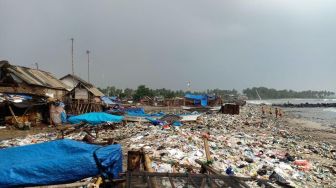 DLH Pandeglang Tak Bisa Berbuat Banyak soal Sampah di Pesisir Pantai Teluk
