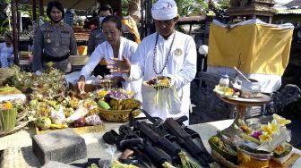 Persembahyangan Hari Raya Tumpek Landep di Bali