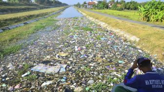 Saluran Irigasi di Demak Dipenuhi Sampah, Begini Penampakannya