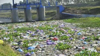 Sampah plastik memenuhi saluran irigasi di Desa Brakas, Dempet, Demak, Jawa Tengah (18/7/2020). [ANTARA FOTO/Yusuf Nugroho]