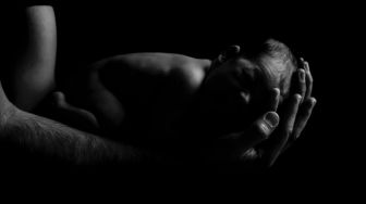 Miris, Orang Tua Tinggalkan Bayi 2 Bulan Hingga Tewas Gegara Positif Corona