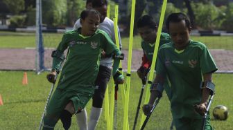 Sejumlah pemain Timnas Garuda INAF (Indonesia Amputee Football) menjalani sesi latihan di lapangan Rumah Sakit Suyoto, Bintaro, Jakarta, Sabtu (18/7/2020). [Suara.com/Angga Budhiyanto]