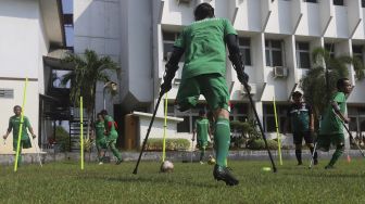 Sejumlah pemain Timnas Garuda INAF (Indonesia Amputee Football) menjalani sesi latihan di lapangan Rumah Sakit Suyoto, Bintaro, Jakarta, Sabtu (18/7/2020). [Suara.com/Angga Budhiyanto]