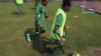 Sejumlah pemain Timnas Garuda INAF (Indonesia Amputee Football) menjalani sesi latihan di lapangan Rumah Sakit Suyoto, Bintaro, Jakarta, Sabtu (18/7/2020). [Suara.com/Angga Budhiyanto]