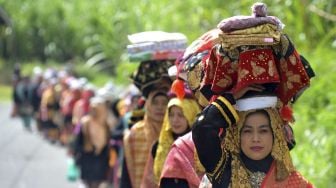 arak-arakan "Kapalo Ameh", pernikahan adat Minangkabau, di Nagari Lawang, Kab. Agam, Sumatera Barat, Sabtu (18/7/2020). [ANTARA FOTO/Iggoy el Fitra]