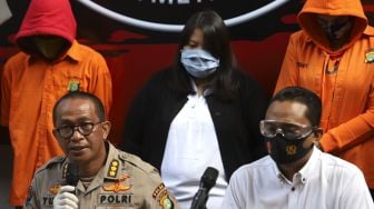 Kabid Humas Polda Metro Jaya, Kombes Yusri Yunus (kiri) memberikan keterangan pers saat rilis perkara kasus dugaan penyalahgunaan narkoba di Direktorat Reserse Narkoba Polda Metro Jaya, Jakarta, Sabtu (18/7/2020). [Suara.com/Angga Budhiyanto]