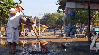 Gelombang Tinggi Terjang Objek Wisata Pantai Karanghawu Sukabumi