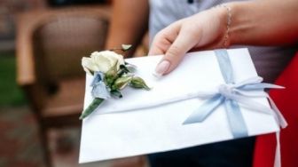 Cuma Pakai Filter, Viral Ide Undangan Pernikahan ala Pasangan Ini Hasilnya Unik Banget
