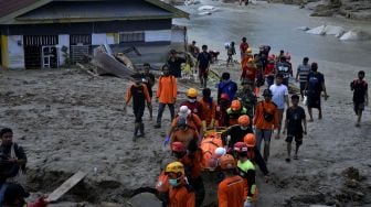 Korban Banjir Bandang Luwu Utara Dapat Pasokan Sembako dari Waskita