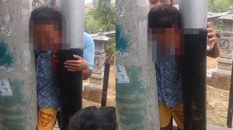 Detik-detik Kepala Bocah Tersangkut di Antara Tiang Listrik