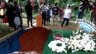 Suasana Pemakaman Sapardi Djoko Damono Diiringi Isak Tangis Keluarga