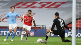 Striker Arsenal Pierre-Emerick Aubameyang mencetak gol kedua mereka selama selama pertandingan semifinal Piala FA antara Arsenal melawan Manchester City di Stadion Wembley, London, Inggris, Minggu (19/7) dini hari WIB. [JUSTIN TALLIS / POOL / AFP]