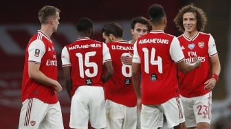 Bek Arsenal David Luiz (kanan) merayakan kemenangan dengan striker Arsenal Emerick Aubameyang (2R) pada akhir pertandingan semifinal Piala FA antara Arsenal melawan Manchester City di Stadion Wembley, London, Inggris, Minggu (19/7) dini hari WIB. [JUSTIN TALLIS / POOL / AFP]