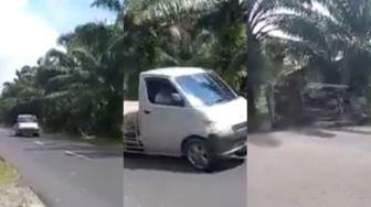 Viral Daihatsu Gran Max Goyang Oleng, Pasir Berceceran, Endingnya Bikin Repot