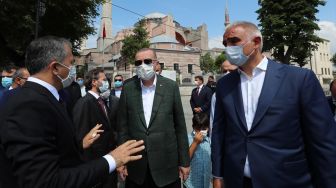 Presiden Turki Recep Tayyip Erdogan berbicara saat mengunjungi Masjid Hagia Sophia yang akan dibuka pada 24 Juli untuk beribadah setelah 86 tahun, dengan menggelar salat Jumat di Istanbul, Turk pada 19 Juli 2020. [Foto/Anadolu Agency]