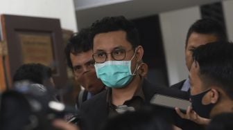 Kuasa hukum Djoko Tjandra, Andri Putra Kusuma menjawab pertanyaan dari awak media usai menjalani sidang Peninjauan Kembali (PK) yang diajukan oleh buronan kasus korupsi Cassie Bank Bali, Djoko Tjandra di Pengadilan Negeri Jakarta Selatan, Senin (20/7/2020). [Suara.com/Angga Budhiyanto]