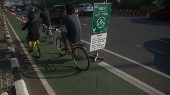 Sejumlah pesepeda melintasi jalur sepeda di Jalan MH. Thamrin, Jakarta, Minggu (19/7/2020).  [ANTARA FOTO/Aditya Pradana Putra]