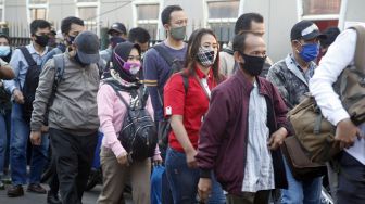 Calon penumpang kereta rel listrik (KRL) antre memasuki Stasiun Bojong Gede, Kabupaten Bogor, Jawa Barat, Senin (20/7/2020). [ANTARA FOTO/Yulius Satria Wijaya]