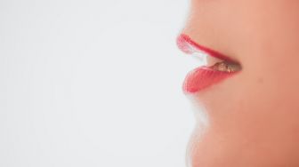 5 Tips Menjaga Kesehatan Bibir, Salah Satunya Minum Banyak Air!