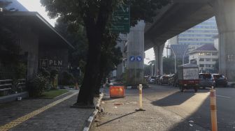 Sejumlah kendaraan melintas di depan Kantor PLN Pusat, Jalan Trunojoyo, Blok M, Jakarta, Senin (20/7/2020). [Suara.com/Angga Budhiyanto]