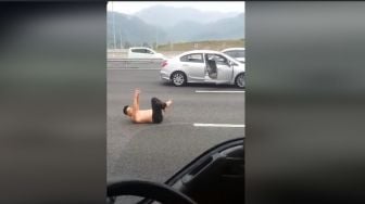 Viral! Pria Ini Nekat Pose 'Yoga' di Tengah Jalan Raya