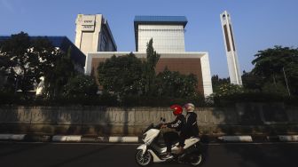 Pengendara sepeda motor melintas di depan Kantor PLN Pusat, Jalan Trunojoyo, Blok M, Jakarta, Senin (20/7/2020). [Suara.com/Angga Budhiyanto]