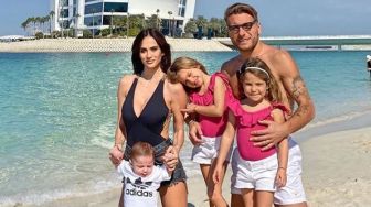 Sudah Beranak Tiga, Tubuh Langsing Istri Ciro Immobile Jadi Sorotan