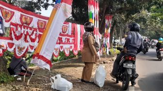 Pedagang Bendera dan Atribut HUT RI Mulai Menjamur di Pandeglang
