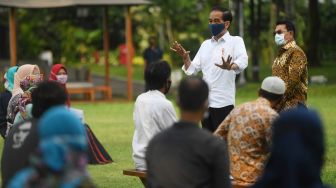 Bagikan Bantuan Modal Usaha Rp 2,4 Juta ke UMKM, Jokowi: Cukup Pak?