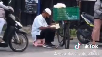 Tunggu Pembeli Sambil Baca Al-Qur'an, Penjual Kerupuk di Jogja Ini Viral