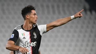 Penyerang Portugal Juventus Cristiano Ronaldo merayakan golnya setelah mencetak gol pertama selama pertandingan sepak bola Serie A Italia antara Juventus melawan Lazio di Stadion Allianz, di Turin, Italia, Selasa (21/7) dini hari WIB. [Marco Bertorello / AFP]