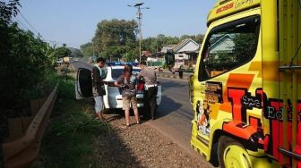 Viral Sopir Truk Oleng Dihadang Aparat dan Kena Tilang, Warganet Girang