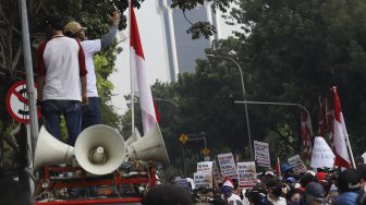 Massa yang tergabung dalam Asosiasi Pengusaha Hiburan Jakarta (Asphija) berorasi di atas mobil komando saat melakukan aksi unjuk rasa di depan Balai Kota DKI Jakarta, Selasa (21/7/2020). [Suara.com/Angga Budhiyanto] 