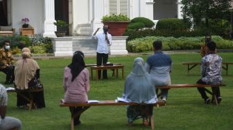 Presiden Joko Widodo (tengah) berpidato di sela acara pemberian bantuan modal kerja kepada pedagang kecil yang terdampak COVID-19 di halaman tengah Istana Merdeka, Jakarta, Selasa (21/7/2020). [ANTARA FOTO/Akbar Nugroho Gumay]