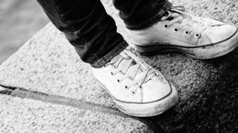Bisa Pakai Koran Bekas, 3 Tips Menghilangkan Bau Tak Sedap di Sepatu
