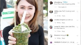 Ngeri, Food Vlogger Cantik Ini Makan Tahu Gejrot Pake 130 Cabai Rawit