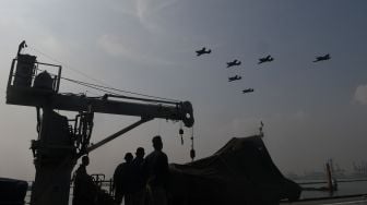 Perajurit TNI Angkatan Laut melakukan latihan tempur di KRI Semarang, Perairan Teluk Jakarta, Selasa (21/7/2020). [ANTARA FOTO/Muhammad Adimaja]