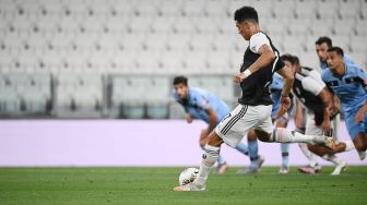 Penyerang Juventus Cristiano Ronaldo melakukan tendangan penalti selama pertandingan sepak bola Serie A Italia antara Juventus melawan Lazio di Stadion Allianz, di Turin, Italia, Selasa (21/7) dini hari WIB. 
[Marco BERTORELLO / AFP]
