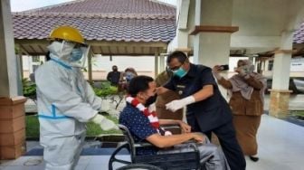 Bupati Mursini Kalungkan Bunga Pasien Terakhir Covid-19 di Kuansing