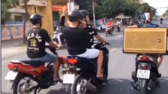 Cara Unik Pemotor Salurkan Hobi Karaoke di Jalan, Kocak Abis!