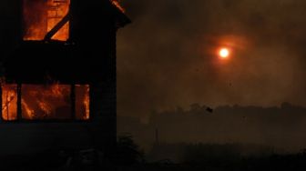 Korban Kebakaran Ini Pandangi Rumahnya Habis Dilalap Api, Warganet Iba Lihat Reaksinya