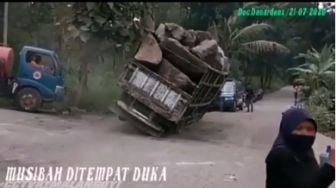 Apes! Truk Terguling di Samping Rumah Duka, Warga Berhamburan