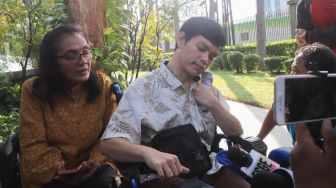 El Ibnu vokalis band Elkasih saat mejawab peryanyaan awak media di Kawasan Tandean, Jakarta Selatan, Rabu (22/7). [Suara.com/Alfian Winanto]