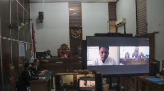 Tunggu Sidang Dimulai, Vicky Prasetyo Sholawatan