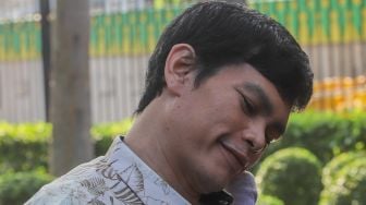 Ekpresi El Ibnu vokalis band Elkasih saat ditemui awak media di Kawasan Tandean, Jakarta Selatan, Rabu (22/7). [Suara.com/Alfian Winanto]