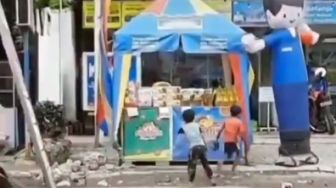 Tengil Banget! Intip Detik-detik 2 Bocah Kempesin Boneka Minimarket