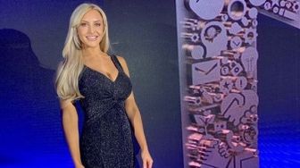 Pesona Menggoda Emma Jones, Presenter Seksi Leeds United TV yang Lagi Viral