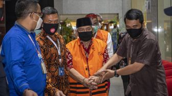 Petugas mengawal tersangka mantan anggota DPRD Provinsi Sumatera Utara periode 2009-2014Syamsul Hilal (tengah) berjalan keluar usai dilakukan penahanan di gedung KPK, Jakarta, Rabu (22/7/2020). [ANTARA FOTO/Nova Wahyudi]