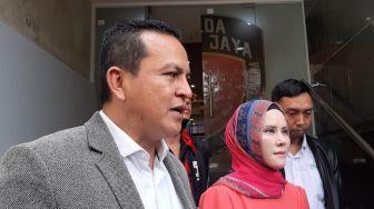 Pantau Kasus Vicky Prasetyo, Angel Lelga Sambangi Polda Metro Jaya